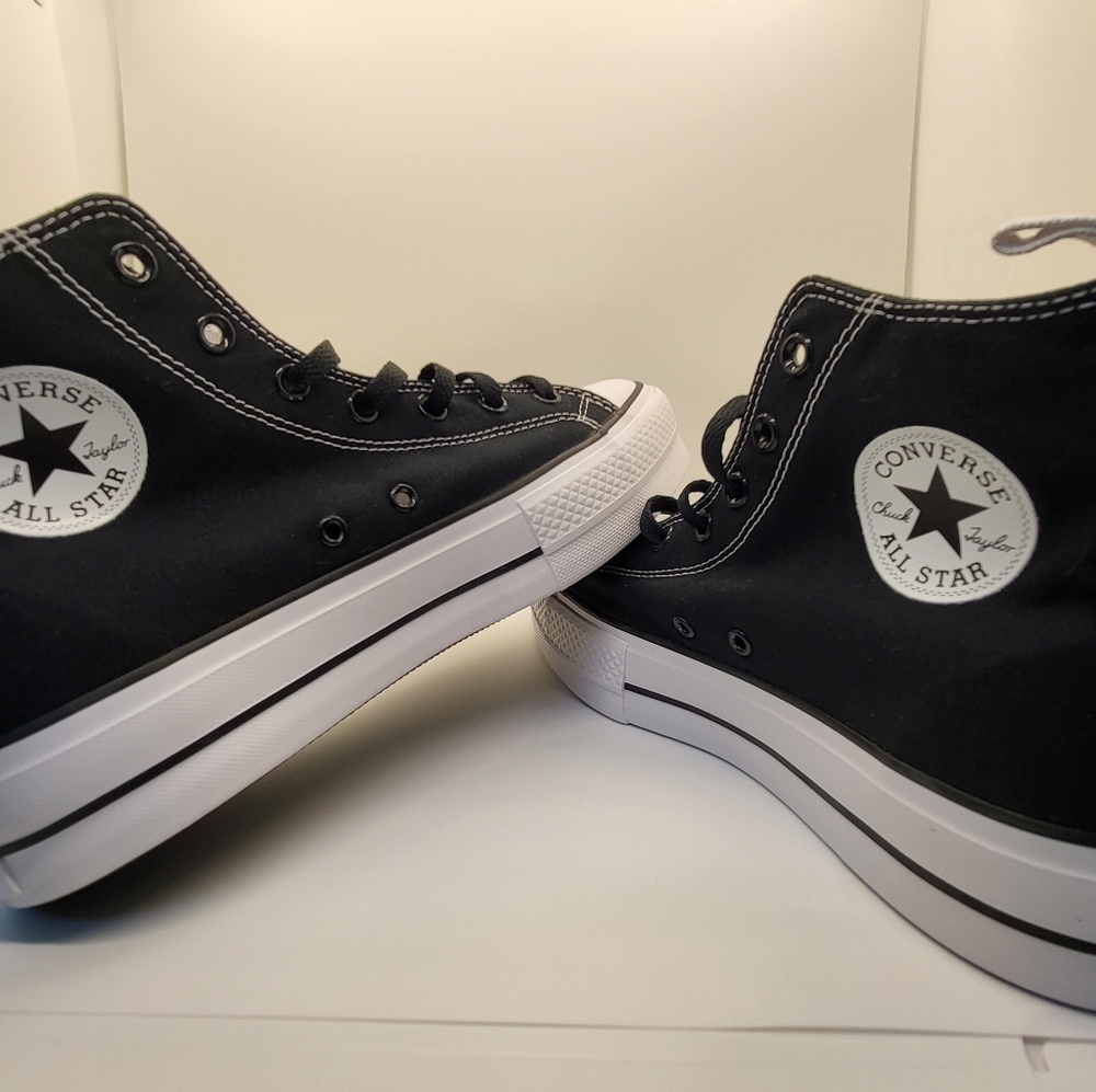 Never worn custom Converse